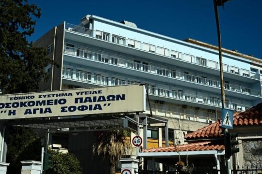 Καταθέτουν οι γονείς του βρέφους που έχασε τη ζωή του στην Καλλιθέα